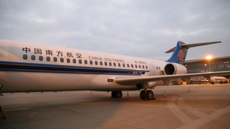 冠珠陶瓷×首架國(guó)產(chǎn)自有產(chǎn)權(quán)飛機(jī)“阿嬌”翱翔藍(lán)天展中國(guó)科技創(chuàng)造實(shí)力_4