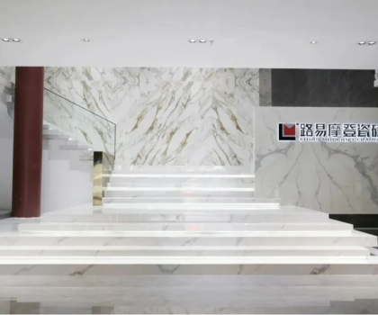 仿古賽道第一潮牌，路易摩登瓷磚憑什么在陶瓷行業(yè)內(nèi)卷中突圍？