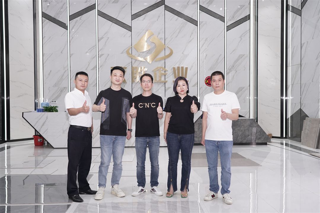 從左到右：億方國際品牌總經(jīng)理 楊一龍，致勝企業(yè) 營銷總經(jīng)理 栗一鳴，致勝企業(yè)董事 林志波，致勝陶瓷品牌總經(jīng)理 譚莉，衡大陶瓷品牌總經(jīng)理 羅寶鈿.jpg