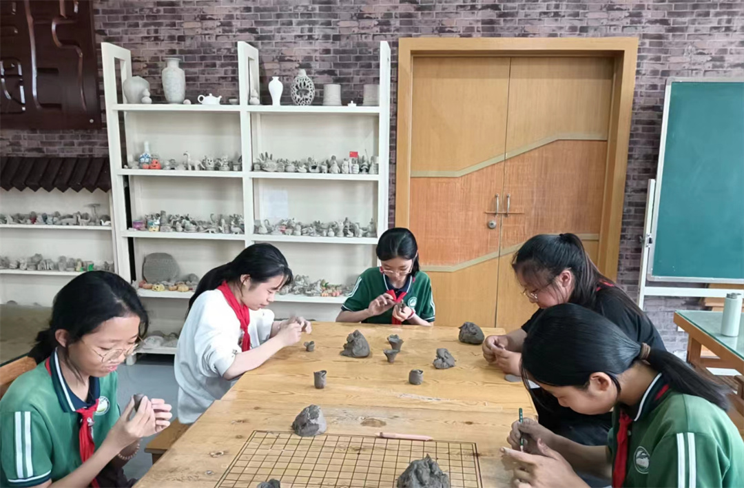 “大國小工匠”――盛世長安小學(xué)陶藝社團(tuán)開展“五一”指尖創(chuàng)意技能競賽活動04.jpg